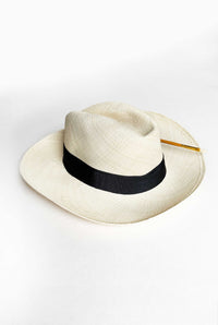 LA OBRA DE ARTE HAT WHITE