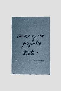 TINTA SOBRE PAPEL AZUL "AMA Y NO PREGUNTES TANTO"