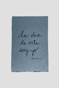 TINTA SOBRE PAPEL AZUL "LA OBRA DE ARTE SOY YO MANUSCRITO"